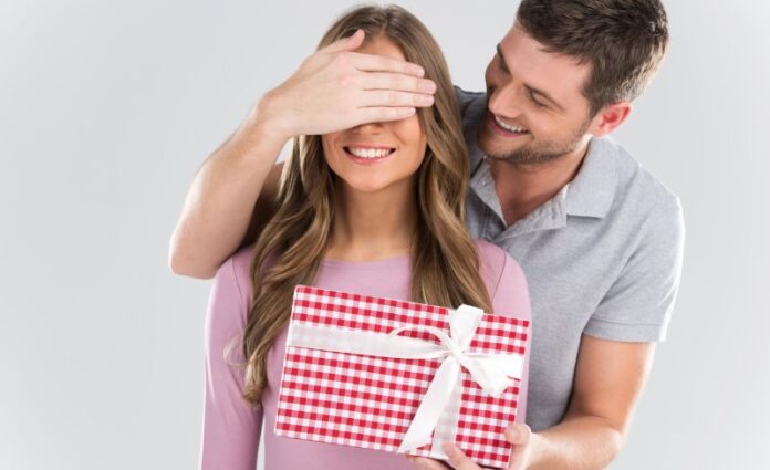 Ways to make your loved one happy with same-day gift delivery in Noida